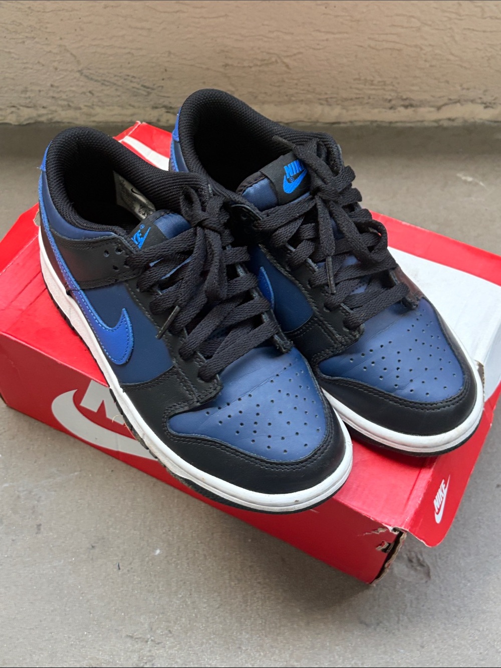 Nike Men’s Low-Top Sneakers in Black and Blue